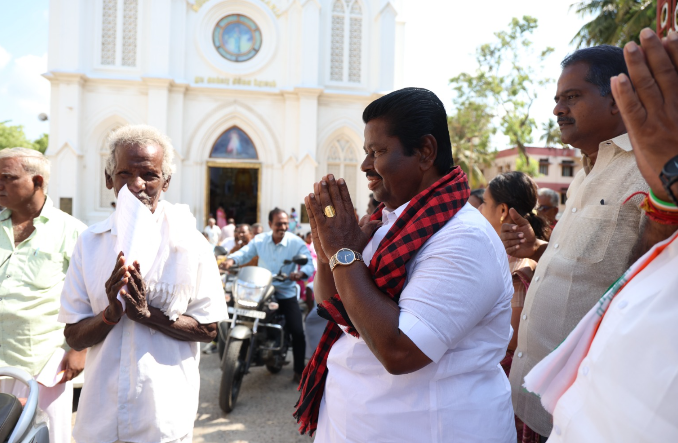 கும்பகோணம் தூய அலங்கார அன்னை பேராலய வளாகத்தில் திமுக வேட்பாளர் க. அன்பழகன் வாக்கு சேகரிப்பு