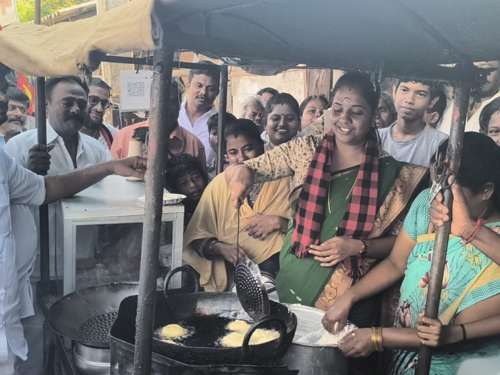 திமுக பெண் வேட்பாளர் கடைகளில் வாக்கு சேகரிப்பு.