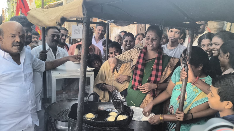 திமுக பெண் வேட்பாளர் கடைகளில் வாக்கு சேகரிப்பு.