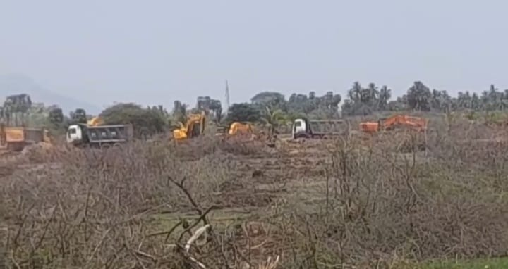 கண்மாயில் மண் எடுப்பதாக புகார்;