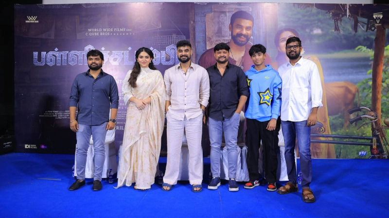 வேர்ல்ட் வைட் பிலிம்ஸ் மற்றும் சி கியூப் ப்ரோஸ் என்டர்டெய்ன்மென்ட் நிறுவனத்தின் தயாரிப்பில் டிஜோ ஜோஸ் ஆண்டனி இயக்கத்தில் நடிகர் டொவினோ தாமஸ் நடிப்பில் தயாராகி, ஏப்ரல் மாதம் 10 ஆம் தேதி முதல் உலகம் முழுவதும் திரையரங்குகளில் வெளியாகும் ‘பள்ளிச்சட்டம்பி’ படத்தின் தமிழ் பதிப்பை விளம்பரப்படுத்தும் வகையில் பத்திரிகையாளர் சந்திப்பு சென்னையில் நடைபெற்றது.