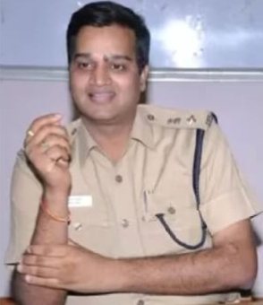 தமிழகத்தில் புதிய ஆட்சி அமைந்திருக்கும் நிலையில் ஐஏஎஸ், ஐபிஎஸ் அதிகாரிகள் பணியிட மாற்றம் செய்யப்பட்டு வருகின்றனர். உளவுத்துறை ஐ.ஜி.யாக அஸ்ரா கர்க் நியமிக்கப்பட்டிருக்கிறார்.