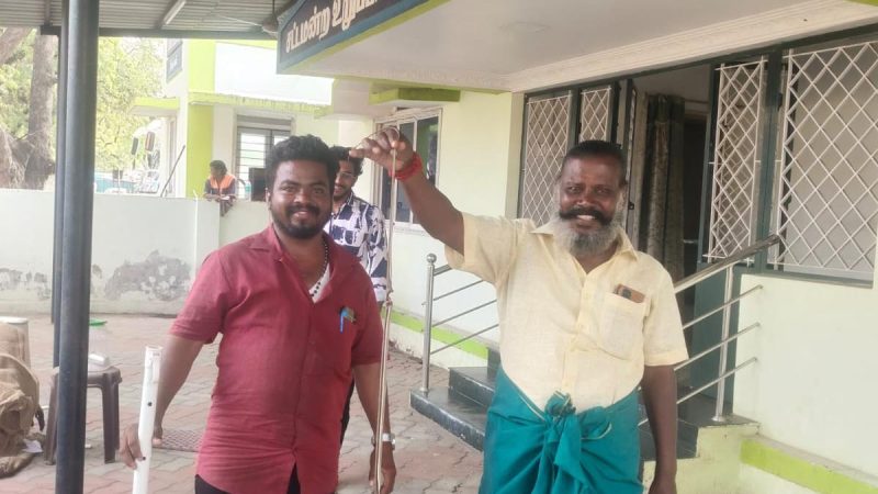 திண்டுக்கல், ஐயங்கார் பெட்ரோல் பங்க் எதிரே உள்ள திண்டுக்கல் சட்டமன்ற உறுப்பினர் அலுவலகத்தில் நுழைந்த 6 அடி நீளம் கொண்ட கொம்பேறி மூக்கன் பாம்பு