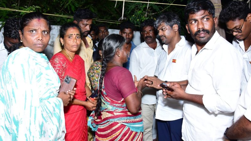 பாம்பன் மீனவ குடும்பங்களுக்கு தவெக இராமநாதபுரம் மாவட்ட மருத்துவர் அணி அமைப்பாளர் நிதியுதவி