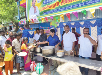 விருதுநகர் மாவட்டம், காரியாபட்டியில் மே 1 உழைப்பாளர் தினத்தை முன்னிட்டு காவை தென் இந்திய கட்டுமானம் மற்றும் அமைப்புசாரா தொழிலாளர்கள் முன்னேற்ற நலசங்கத்தின் சார்பாக மாபெரும் அன்னதானம் சங்கத்தின் மாநில பொது செயலாளர் முருகேசன் அவர்களின் தலைமையில் நடைபெற்றது.