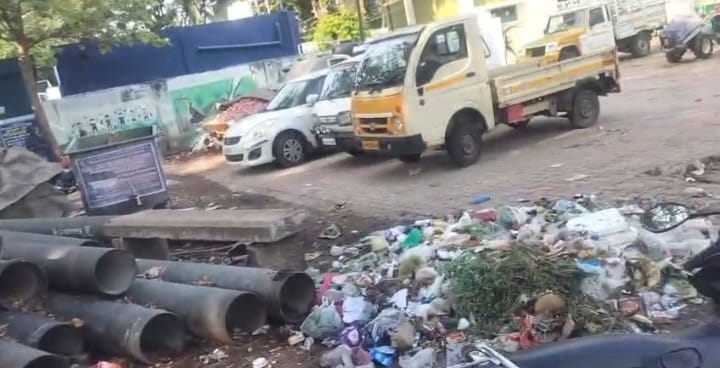 சோழவந்தான் அருகே முள்ளிப்பள்ளத்தில் ஆக்கிரமிப்பு காரணமாக பேருந்து வந்து செல்வதில் சிரமம் ஏற்படுவதாக பொதுமக்கள் புகார்