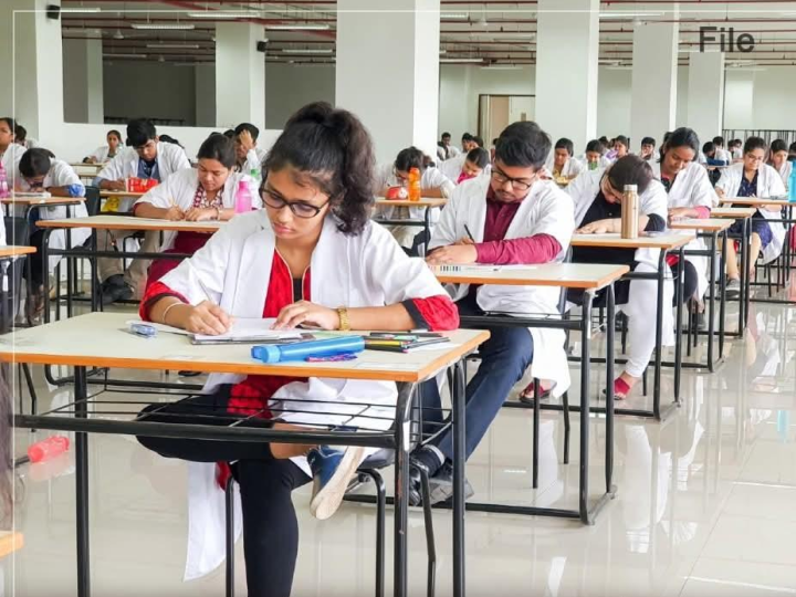திண்டுக்கல் மாவட்டத்தில் 6 மையங்களில் இன்று நீட் தேர்வு நடைபெறுகிறது.