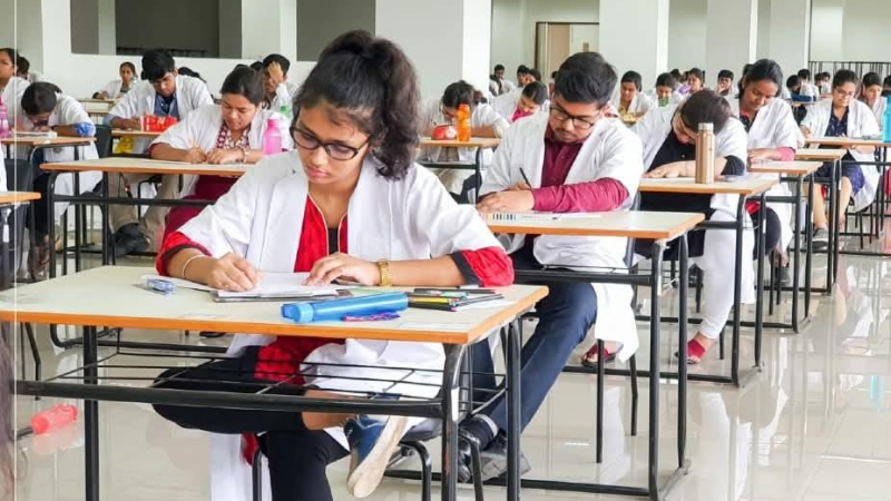 திண்டுக்கல் மாவட்டத்தில் 6 மையங்களில் இன்று நீட் தேர்வு நடைபெறுகிறது.