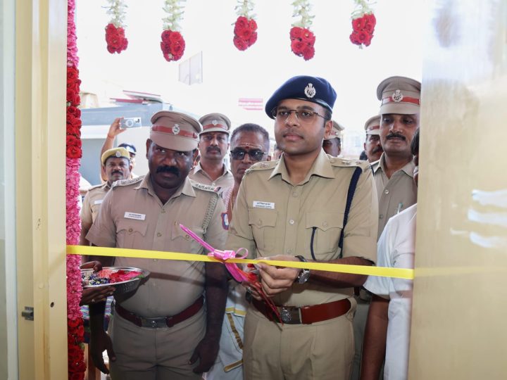 திருச்செந்தூர் கோவில் வாளாகத்தில் புதிதாக அமைக்கப்பட்ட புறக்காவல் நிலையத்தை மாவட்ட காவல் கண்காணிப்பாளர்  அபிஷேக் குப்தா  நேற்று ரிப்பன் வெட்டி திறந்த வைத்தார்;-திருச்செந்தூர் அருள்மிகு சுப்பிரமணிய சுவாமி திருக்கோயில் வளாகப் பகுதியில் காவல்துறை மற்றும் இந்து சமய அறநிலையத்துறை சார்பாக புதிதாக அமைக்கப்பட்ட புறக்காவல் நிலையத்தை மாவட்ட காவல் கண்காணிப்பாளர்  அபிஷேக் குப்தா  நேற்று ரிப்பன் வெட்டி குத்து விளக்கேற்றி திறந்து வைத்தார்.