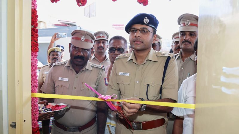 திருச்செந்தூர் கோவில் வாளாகத்தில் புதிதாக அமைக்கப்பட்ட புறக்காவல் நிலையத்தை மாவட்ட காவல் கண்காணிப்பாளர்  அபிஷேக் குப்தா  நேற்று ரிப்பன் வெட்டி திறந்த வைத்தார்;-திருச்செந்தூர் அருள்மிகு சுப்பிரமணிய சுவாமி திருக்கோயில் வளாகப் பகுதியில் காவல்துறை மற்றும் இந்து சமய அறநிலையத்துறை சார்பாக புதிதாக அமைக்கப்பட்ட புறக்காவல் நிலையத்தை மாவட்ட காவல் கண்காணிப்பாளர்  அபிஷேக் குப்தா  நேற்று ரிப்பன் வெட்டி குத்து விளக்கேற்றி திறந்து வைத்தார்.