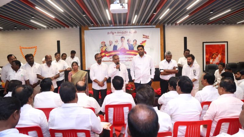 சென்னை, பனையூரில் உள்ள  தலைமை நிலையச் செயலக அலுவலகத்தில்,முன்னாள் அதிமுக அமைச்சர்கள்;