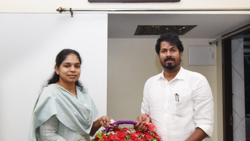 தஞ்சாவூர் தஞ்சாவூர் மாவட்டம் கும்பகோணம் வருகை தந்த வேளாண்மை மற்றும் உழவர் நலத்துறை அமைச்சர் ர.வினோத் மாவட்ட கலெக்டர் இரா.ரேவதி IAS அவர்கள் மலர்கொத்து தந்து வரவேற்றார்.