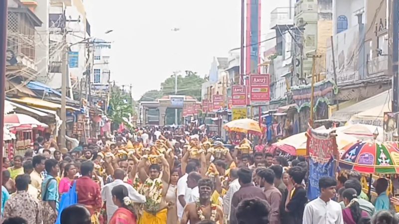 கோயிலில் குவிந்த கூட்டம்:மதுரை.மதுரை, திருப்பரங்குன்றம் அருள்மிகு சுப்பிரமணியசாமி திருக்கோயில் கடைசி வைகாசி முகூர்த்த நாளை முன்னிட்டு